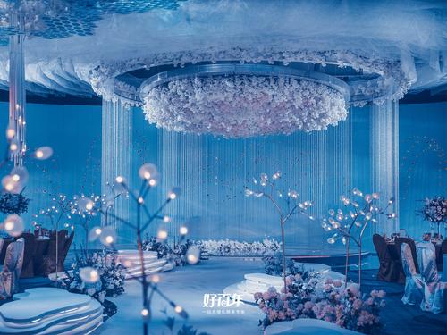 蓝色主题婚礼现场布置 营造高贵典雅氛围-好百年婚礼策划中心|深圳
